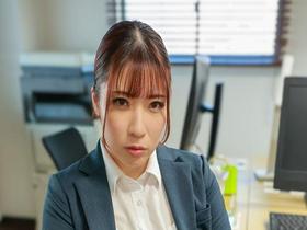 高級デリヘル呼んだら会社の女上司とまさかの遭遇！弱みを握ったので本番禁止のルールを破ってゴム無しＳＥＸし放題！下唇を噛みしめ涙目で俺の濃厚ザーメンを膣受けする姿にガチ興奮！　夕季ちとせ サンプル動画サムネイル